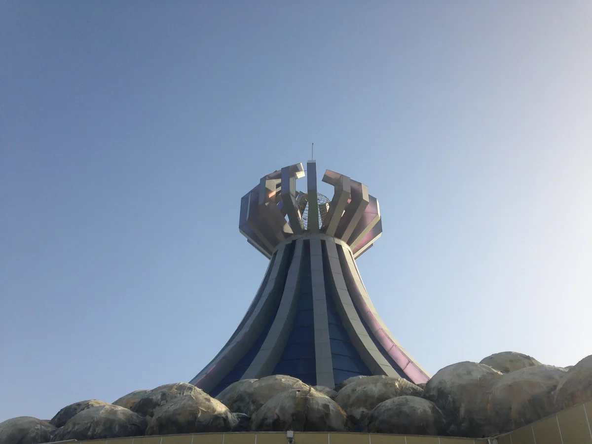 منظر قريب لبرج نصب حلبجة على شكل تاج