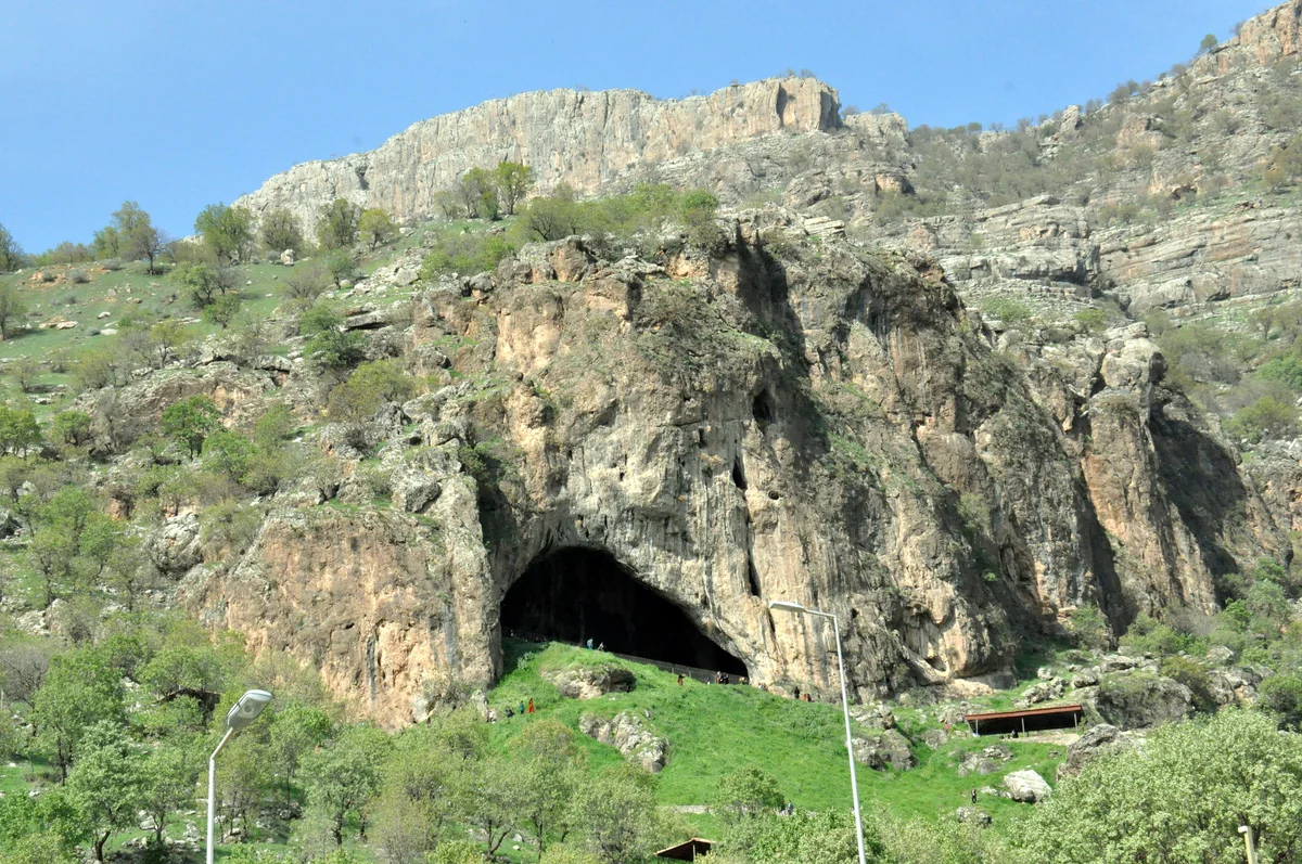 مدخل كهف شانيدر على جبل برادوست، محافظة أربيل (٢٠١٤)