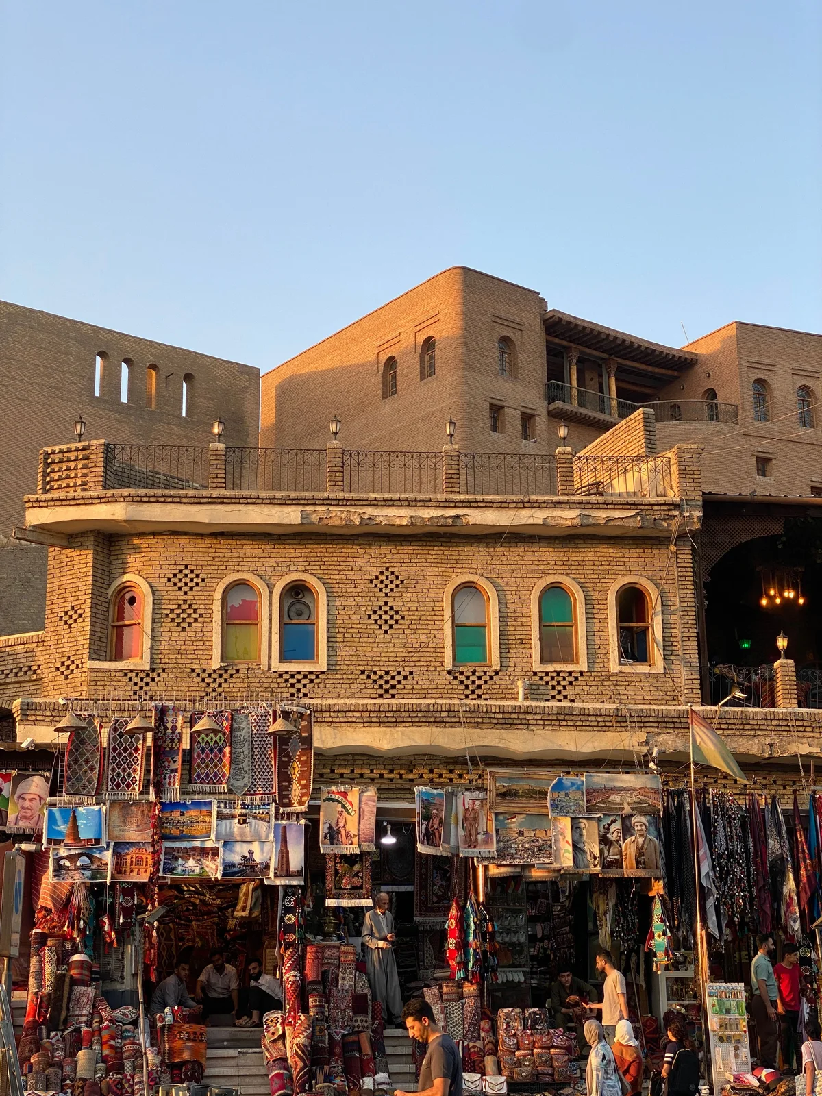 بازار پای قلعهٔ تاریخی اربیل هنگام غروب — مرکز شهری که سفر از آن شروع می شود